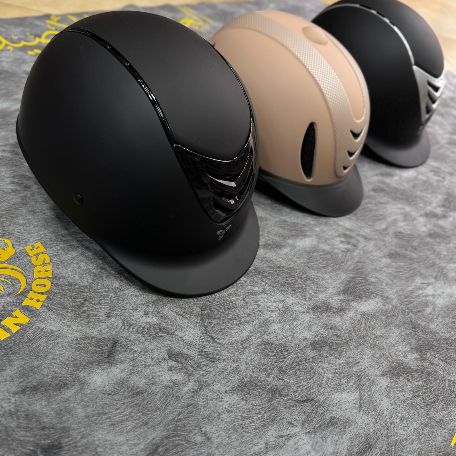 خوذ الحماية للفرسان